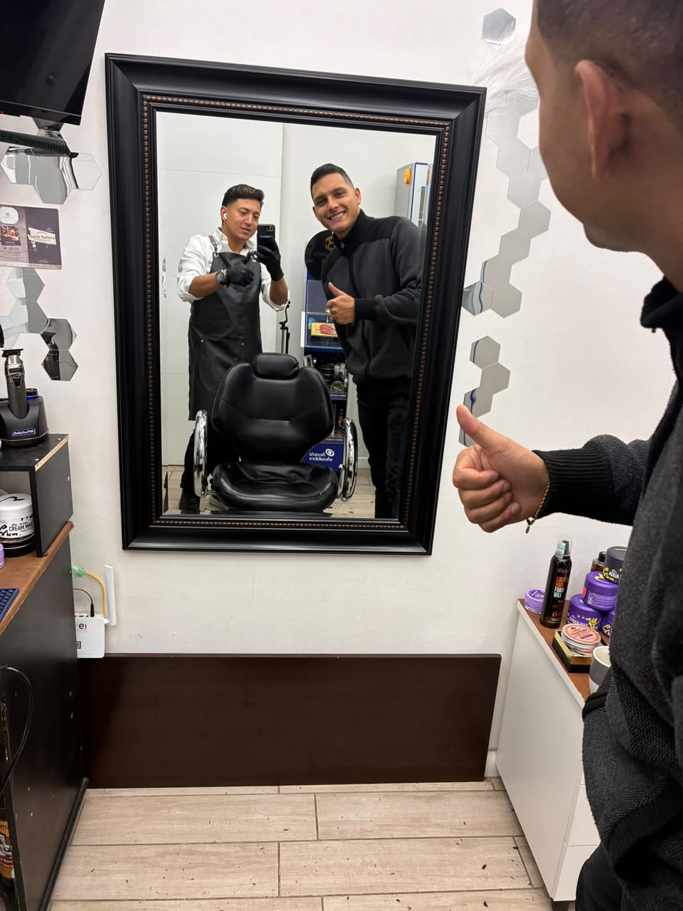 Momento de Charlie junto a un cliente en la barbería, fotografía 9